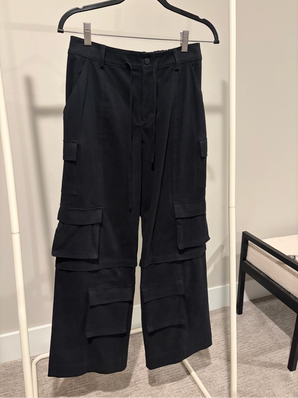 Alo Yoga Mid Rise Scout Cargo Pant in Black